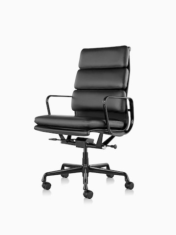Couro preto Eames Soft Pad cadeira executiva de encosto alto, vista de um ângulo de 45 graus.