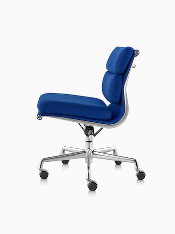 Vista de perfil de um azul estofado Eames Soft Pad cadeira.