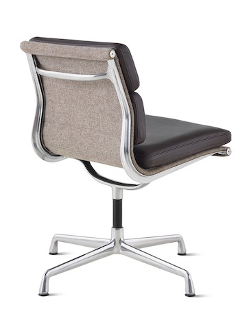 Cadeira gerência com estofamento macio Eames, sem braços, vista de costas em ângulo.