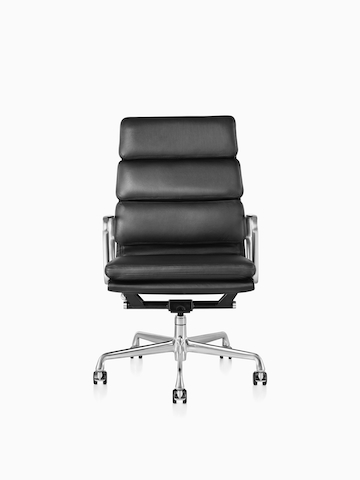 黑色Eames Soft Pad椅子。