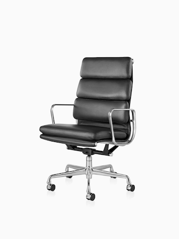 黑色Eames Soft Pad椅子。选择进入Eames Soft Pad椅子产品页面。