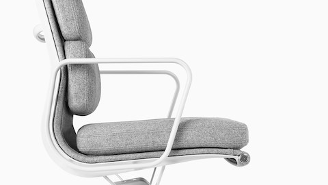 浅灰色布置Eames Soft Pad椅子的配置文件视图。