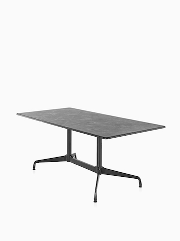 带黑色石头的矩形Eames户外桌子。选择进入Eames Tables户外产品页面。