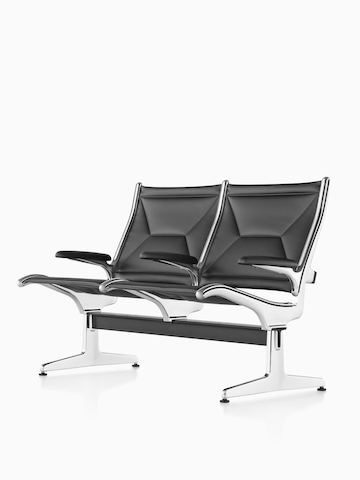 黑Eames串联吊索座位。选择进入Eames Tandem Sling Seating产品页面。