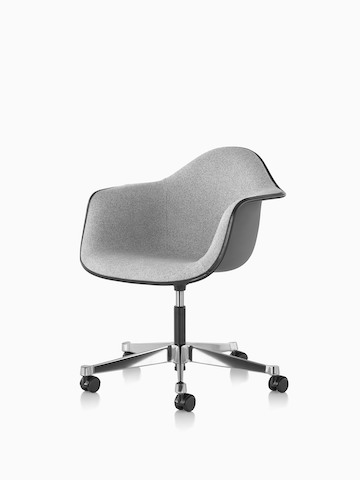 Eames任务椅，灰色玻璃纤维外壳和灰色内饰。选择转到Eames任务主席产品页面。
