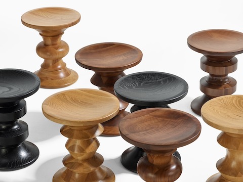 一组 Eames 旋转凳，材质有胡桃木、白橡木和乌木灰，形状有 A、B、C 和 D。