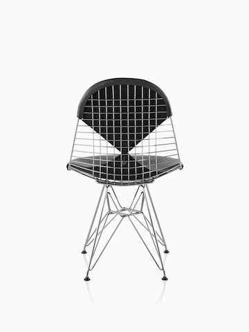 Vista traseira de uma cadeira lateral Eames Wire com uma base de arame e uma almofada de duas peças preta que lembra um biquíni.