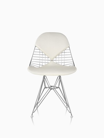 Vista frontal de uma cadeira lateral Eames Wire com uma base de arame e uma almofada de duas peças branca que lembra um biquíni.
