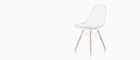 Eames Cadeira lateral de arame com uma base de arame, vista de um ângulo de 45 graus.