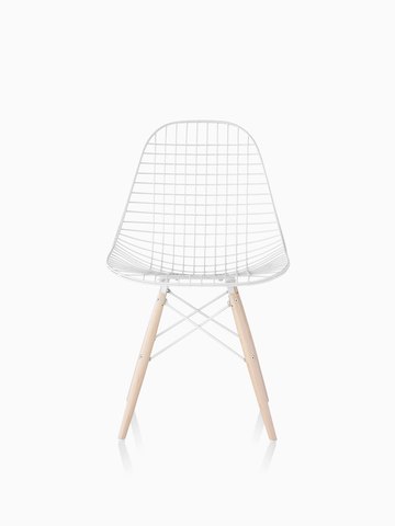 白色Eames与轻的木定位基地的导线椅子。