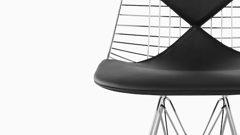 Close-up do assento de duas peças opcional em forma de biquíni em uma cadeira lateral Eames Wire.