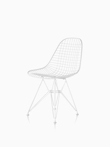 配有白色饰面和钢丝底座的Eames钢丝户外椅。选择前往Eames钢丝户外椅产品页面。