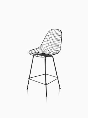 配有白色饰面的Eames钢丝户外凳子（与柜台等高）。选择前往Eames钢丝户外凳子产品页面。