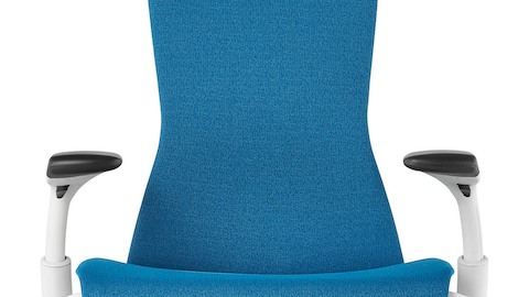 Vorderansicht eines blauen Bürostuhls Embody, den Sitz, die Rückseite und die justierbaren Arme zeigend.