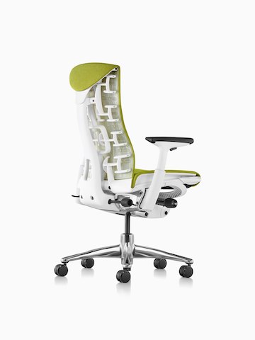 绿色Embody办公椅的四分之三视角，显示背部和侧面。