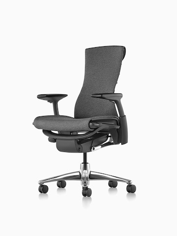黑色Embody办公椅的四分之三视图，显示正面和侧面。
