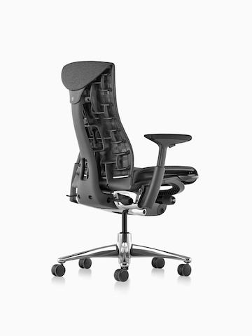 黑色Embody办公椅的四分之三视图，显示背部和侧面。