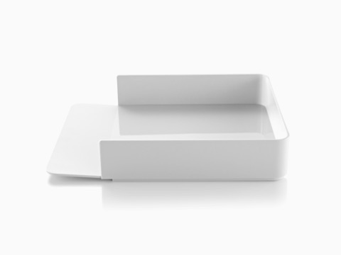 Vista de perfil de una bandeja de papel Formwork blanca con un labio suavemente inclinado.