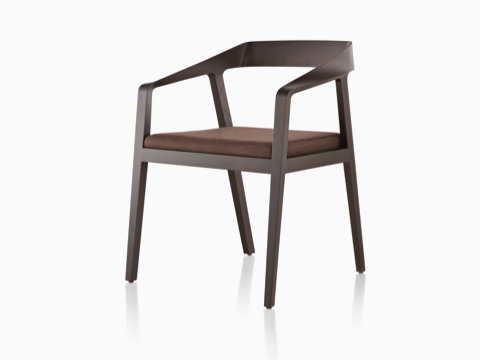 Full Twist Guest Chair mit dunklem Holzdekor und braunem Sitzpolster, aus einem 45-Grad-Winkel betrachtet.