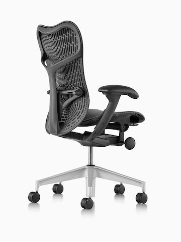 一张黑色Mirra 2办公椅的四分之三视图，显示背面和侧面。