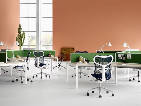 蓝色Mirra 2办公椅与Layout Studio办公家具系统的项目团队桌配对。