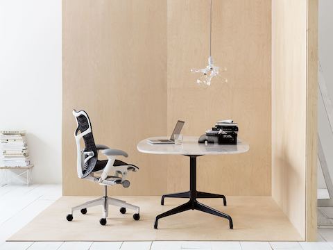 黒Mirra 2オフィスチェア、Eames楕円形のテーブル。