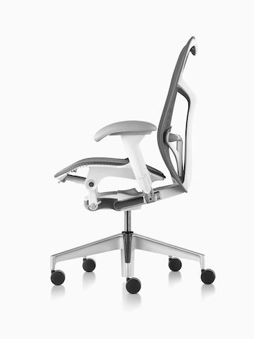 一张灰色Mirra 2办公椅的四分之三视图，显示背部和侧面。
