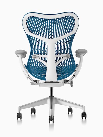 显示支持的一张蓝色Mirra 2办公室椅子的后视图。