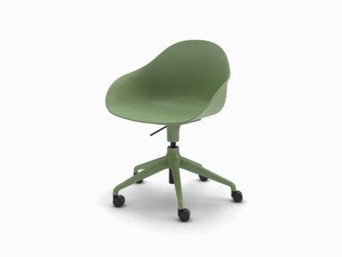 Vista en tres cuartos de una silla Ruby en verde combinada con una base de estrella de 5 puntas con ruedas giratorias.