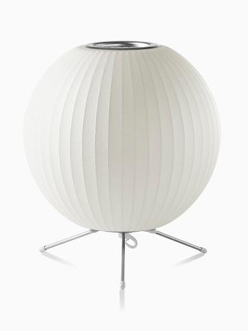 Lampe de table blanche. Sélectionnez pour accéder à la page produits de la lampe Nelson Ball Tripod.