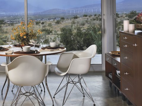 Nelson Basic Cabinet SeriesモジュラーストレージピースがEamesに加わります。砂漠を見下ろすダイニングエリアにある成形プラスチック製の椅子。