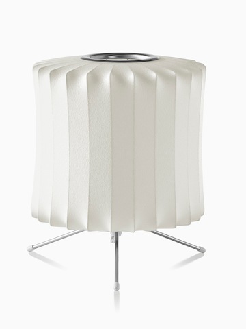 Eine weiße Tischlampe. Wählen Sie, um zur Nelson Lantern Tripod Lamp Produktseite zu gelangen.