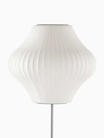 Una lampada a piantana bianca. Selezionare per andare alla pagina dei prodotti delle lampade a piantana Nelson Pear Lotus.
