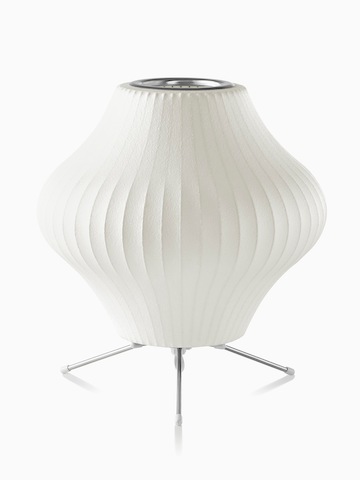Una lampada da tavolo bianca. Selezionare per andare alla pagina dei prodotti delle lampade Nelson Pear Tripod.