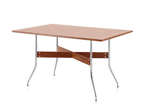 ミディアムウッド仕上げの四角いNelson Swag Legテーブル。管状のスチールレッグの間にX字型のクルミストレッチャーを示します。