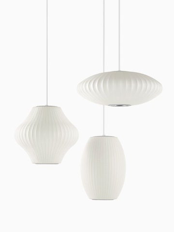 Drie witte hangende lampen. Selecteer om naar de Nelson Triple Bubble Lamp Fixture-productpagina te gaan.
