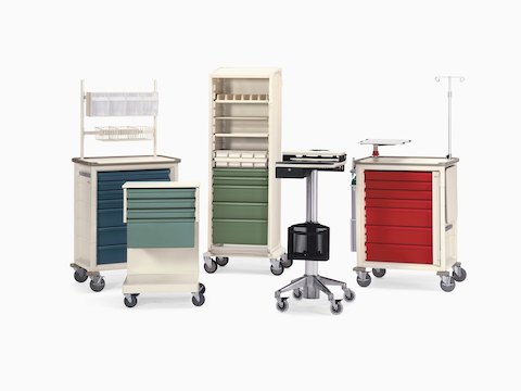 Una colección de carritos para la salud Herman XMiller, que incluye cuatro carritos de procedimientos / suministros y un carrito de tecnología móvil.