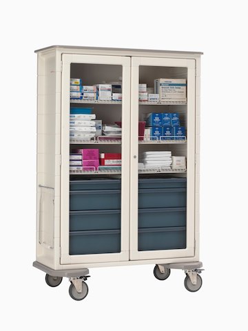 Un carro vertical de procedimientos / suministros con puertas transparentes para la recuperación rápida de suministros médicos.