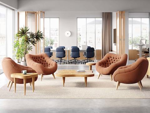 Espacio de lounge con poltronas Rohde y mesa auxiliar y mesa de café Rohde Paldao en madera de roble.