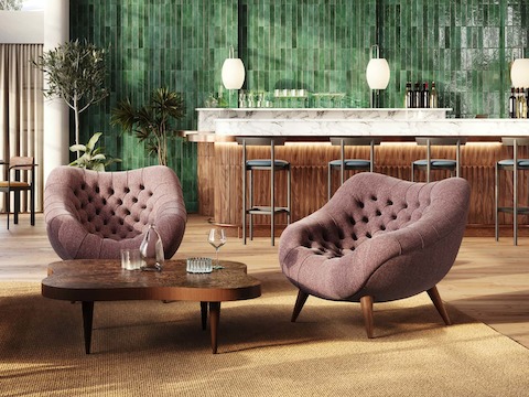 Espacio de lounge con dos poltronas Rohde y una mesa de café Rohde Paldao en madera de nogal.