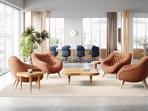 Um lounge com poltronas Rohde e mesa de centro e mesa para visitantes Rohde Paldao em burl de carvalho.	