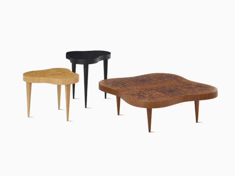 Una mesa de café Rohde Paldao en madera de nogal con mesas auxiliares Rohde Paldao en madera de roble y ébano.