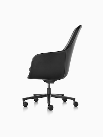 Vista di profilo di una sedia da ufficio Saiba con schienale alto in pelle nera con una base a cinque stelle nera e ruote.