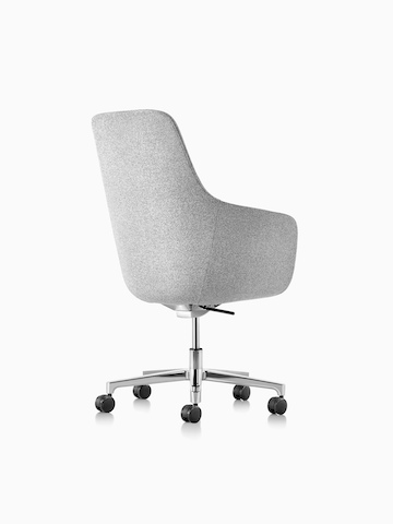 Vista posteriore a tre quarti di una sedia da ufficio Saiba con schienale alto in tessuto grigio chiaro con base a cinque razze lucida e ruote.