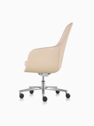 Vista di profilo di una sedia da ufficio Saiba con schienale alto in pelle marrone con una base a cinque razze lucida e ruote.
