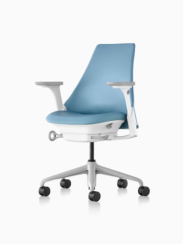 浅蓝色Sayl办公椅，带软垫座椅和背部，从45度角看。