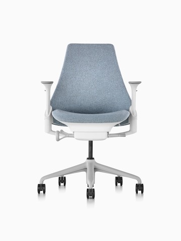 浅灰色Sayl办公椅的前视图，带软垫座椅和织物覆盖背部。