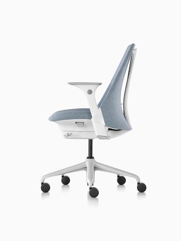 配有软垫座椅和靠背的浅灰色Sayl办公椅的简介视图。