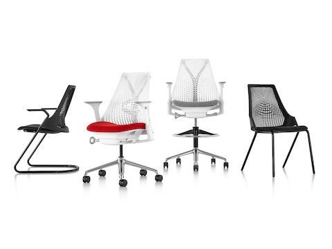 Sayl座席家族：そりベース付きの黒いサイドチェア、白い作業椅子、白いスツール、および黒いスタッキング可能な4脚のサイドチェア。