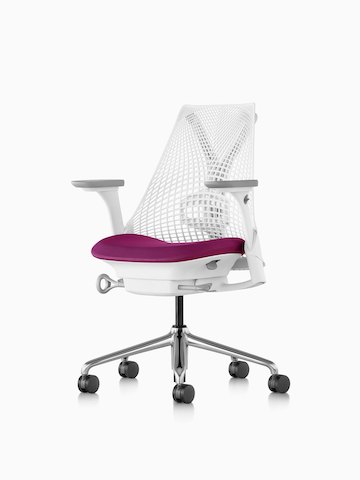 マゼンタの布張りの座席を備えた白いSaylオフィスチェア。選択すると、Sayl Chairs製品ページに移動します。